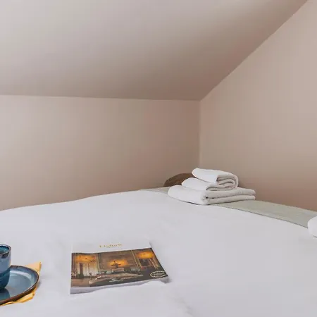 Appartamento Authentic Living With A View By Lovelystay Lisbona